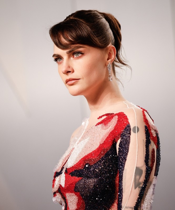 Кара Делевинь начинает музыкальную карьеру