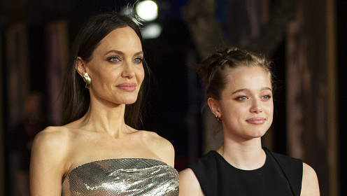 «Вылитая мама»: дочь Анджелины Джоли поразила сходством с матерью в новом клипе
