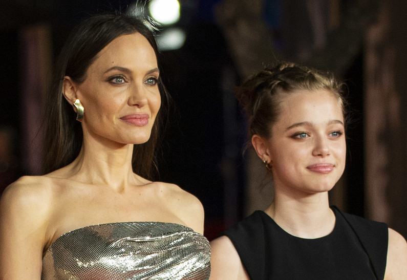 «Вылитая мама»: дочь Анджелины Джоли поразила сходством с матерью в новом клипе