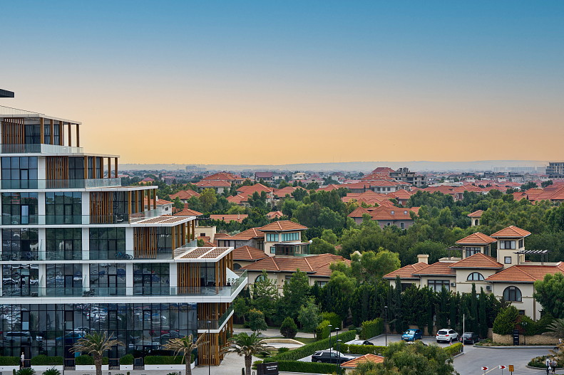 Вид на город-курорт Sea Breeze