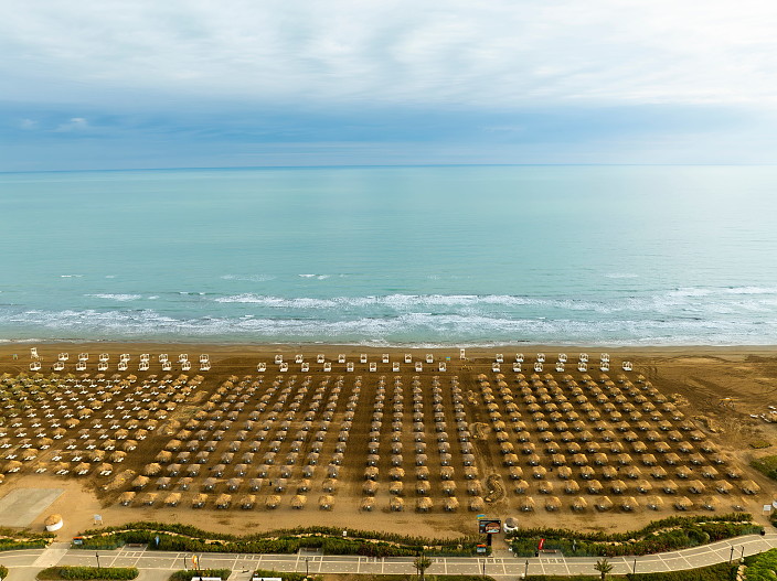 Пляж в городе-курорте Sea Breeze