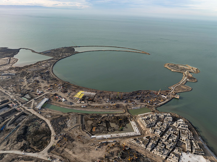 Процесс строительства насыпного полуострова