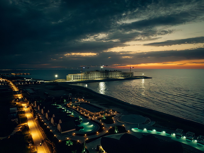 Апарт-отель Caspian Dream Liner, строящийся на насыпном полуострове