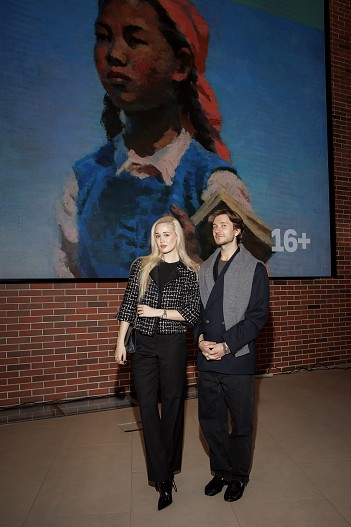 Гриша Супер со спутницей