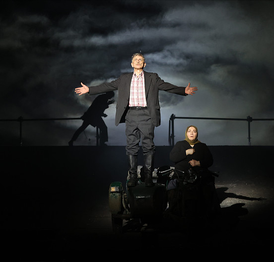 Сцена из спектакля «Материнское сердце»