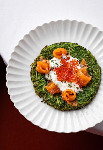 Драник с цукини со страчателлой и лососем