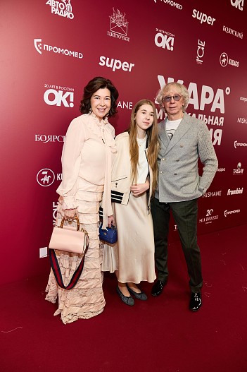 Аркадий Укупник с семьей