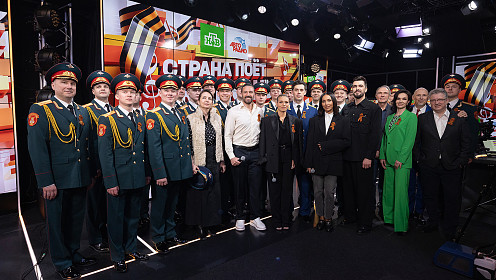 Алсу, Люся Чеботина и хор Александрова спели «Катюшу» в День Победы