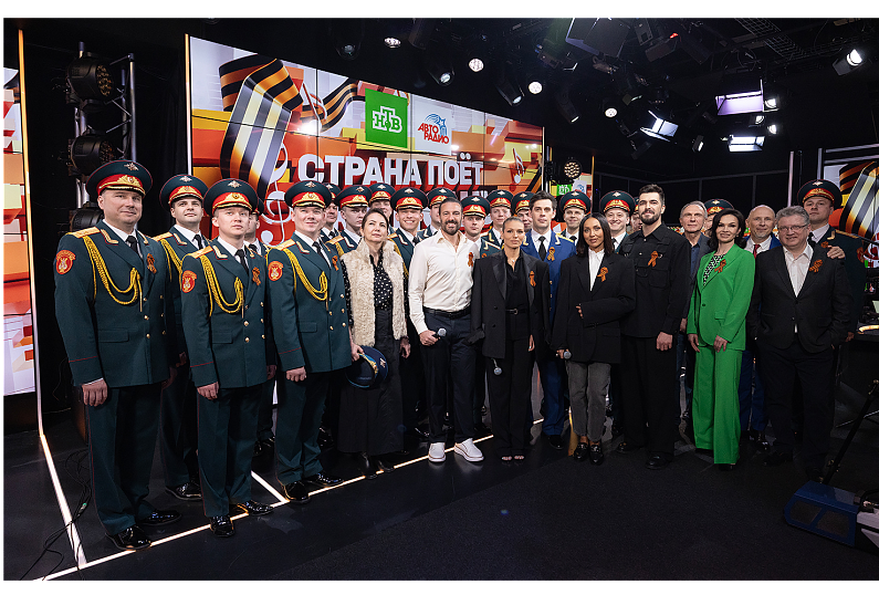 Алсу, Люся Чеботина и хор Александрова спели «Катюшу» в День Победы