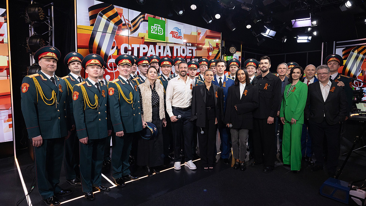 Алсу, Люся Чеботина и хор Александрова спели «Катюшу» в День Победы