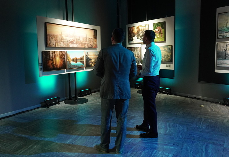 В арт-пространстве Futurione на ВДНХ открылась выставка «Сияние света»