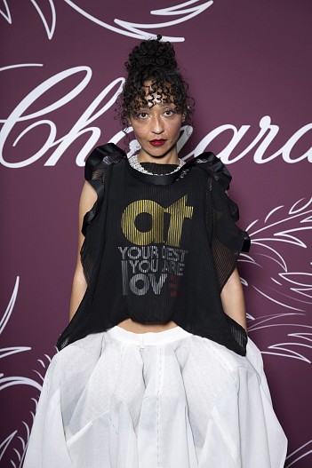 Рут Негга (украшения Chopard)