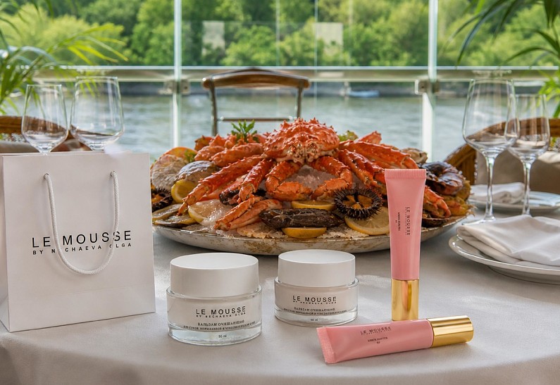 Майский крабовый спэшл: коллаборация косметического бренда LE MOUSSE и яхт-ресторанов «Чайка» и «Ласточка»