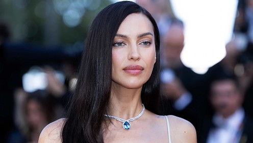 «Греческая богиня»: Ирина Шейк появилась в ярком образе у культового отеля Martinez в Каннах