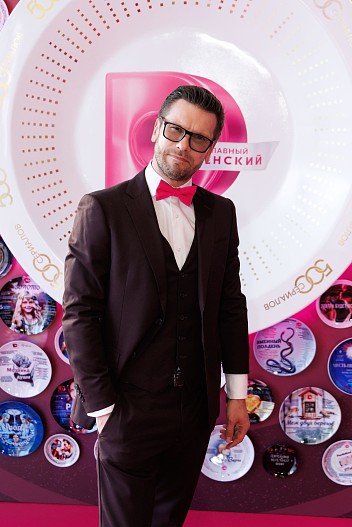 Ведущий вечера, актер Степан Бекетов