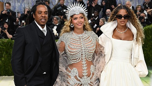 Бейонсе, Jay-Z, Рианна, Мадонна, Шер, Ким Кардашьян, Хейли Бибер и другие звезды на ковровой дорожке Met Gala 2026