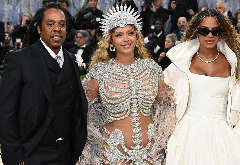 Бейонсе, Jay-Z, Рианна, Мадонна, Шер, Ким Кардашьян, Хейли Бибер и другие звезды на ковровой дорожке Met Gala 2026