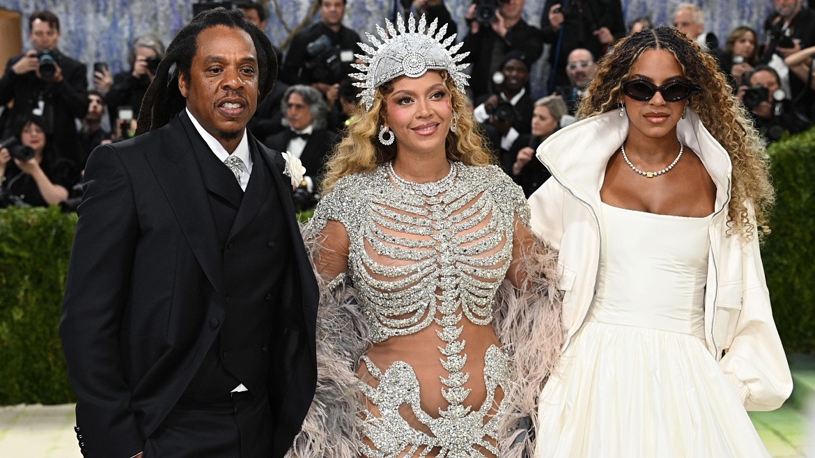 Бейонсе, Jay-Z, Рианна, Мадонна, Шер, Ким Кардашьян, Хейли Бибер и другие звезды на ковровой дорожке Met Gala 2026
