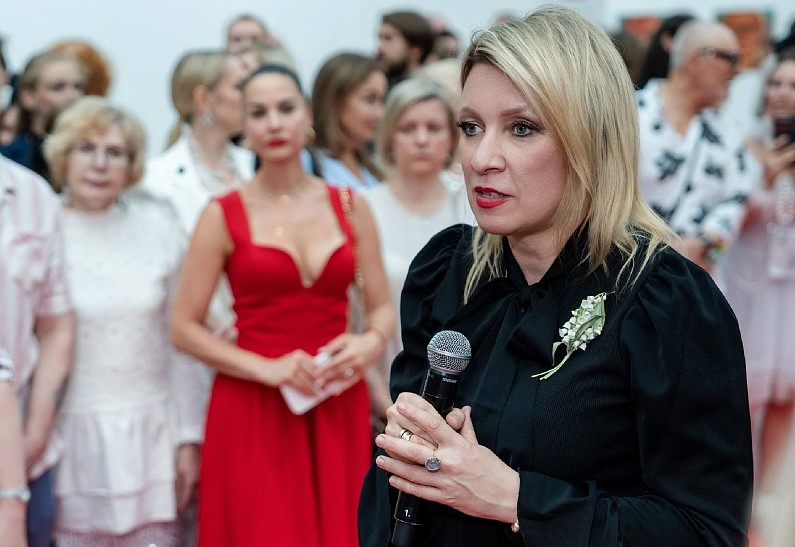 Мария Захарова, Евгений Маргулис, Елена Кулецкая и другие на открытии Международного фестиваля современного искусства