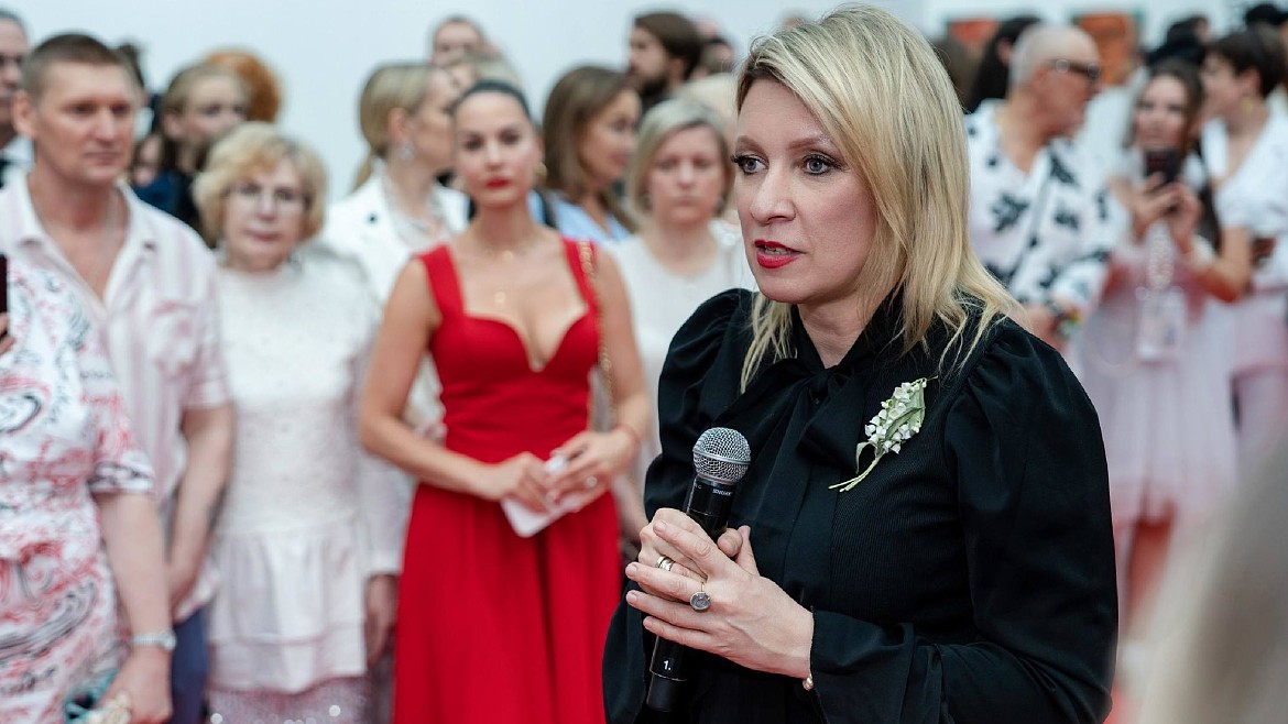 Мария Захарова, Евгений Маргулис, Елена Кулецкая и другие на открытии Международного фестиваля современного искусства