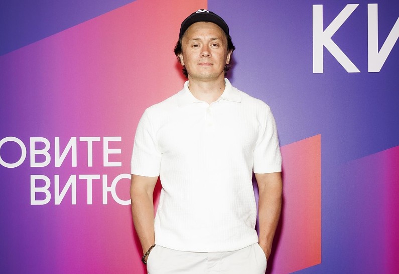 Илья Соболев, Александр Шепс, Дарья Жовнер и другие гости премьеры сериала «Зовите Витю!»