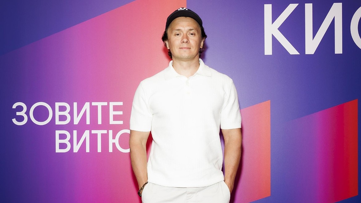 Илья Соболев, Александр Шепс, Дарья Жовнер и другие гости премьеры сериала «Зовите Витю!»