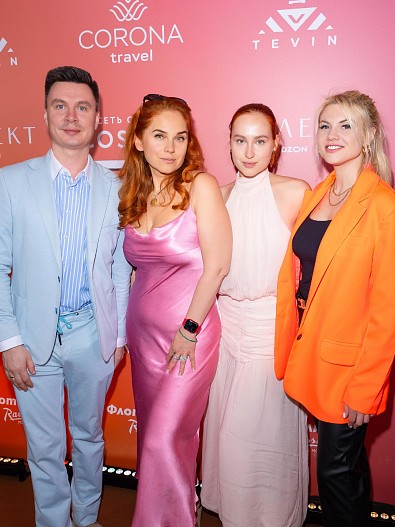 Яна и Анастасия Менчук и команда газеты «На Рублевке Life»