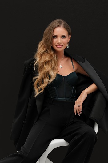 На Анастасии: украшения Mercury из коллекции Miss Russia, брюки Saint Laurent Paris, ЦУМ, жакет Saint Laurent Paris, ЦУМ, боди Zimmermann, ЦУМ