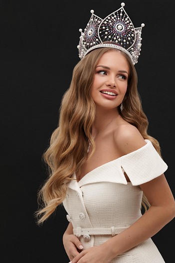 На Анастасии: украшения Mercury из коллекции Miss Russia, корона «Мисс Россия» (Mercury), комбинированное платье Self-portrait, ЦУМ