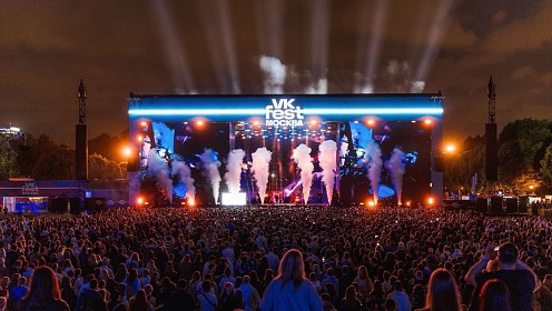 Звезды выйдут на Синюю дорожку VK Fest и выступят на шоу VK Мегамикс
