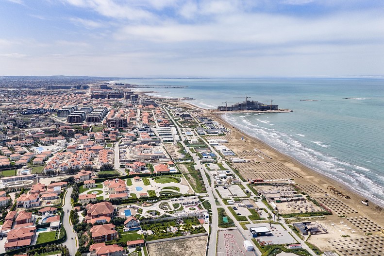 Вид на город-курорт Sea Breeze
