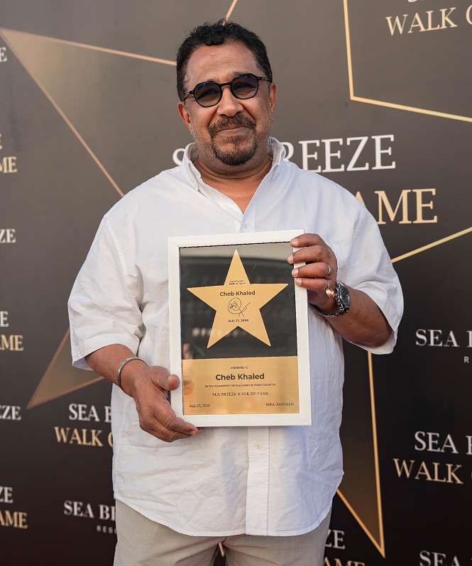 Певец Cheb Khaled заложил звезду с автографом в Sea Breeze Walk of Fame