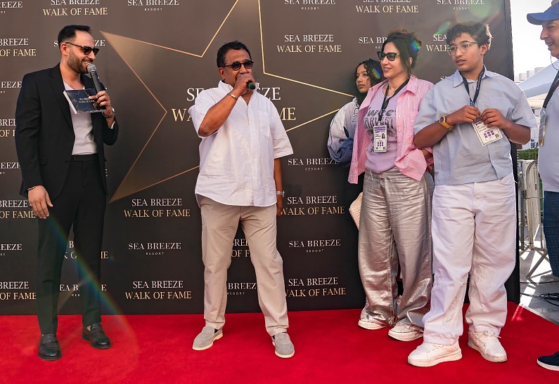Певец Cheb Khaled заложил звезду с автографом в Sea Breeze Walk of Fame