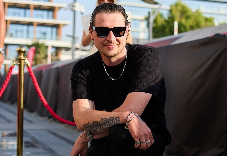Британский певец John Newman заложил звезду с автографом в Sea Breeze Walk of Fame