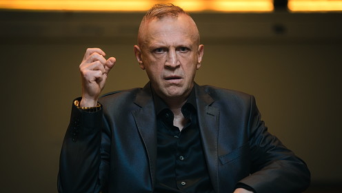 Тимофей Трибунцев примерил неожиданный образ на съемках сериала «Мошенник. История клоуна»