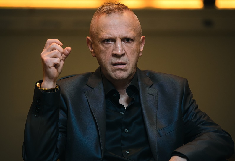 Тимофей Трибунцев примерил неожиданный образ на съемках сериала «Мошенник. История клоуна»