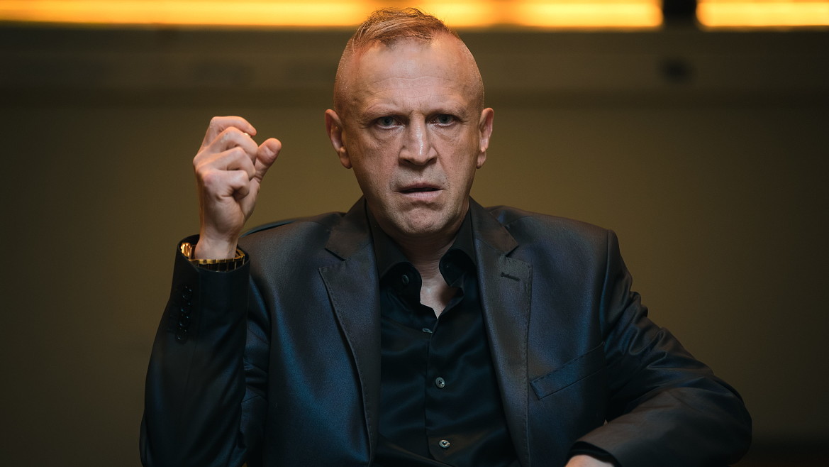 Тимофей Трибунцев примерил неожиданный образ на съемках сериала «Мошенник. История клоуна»