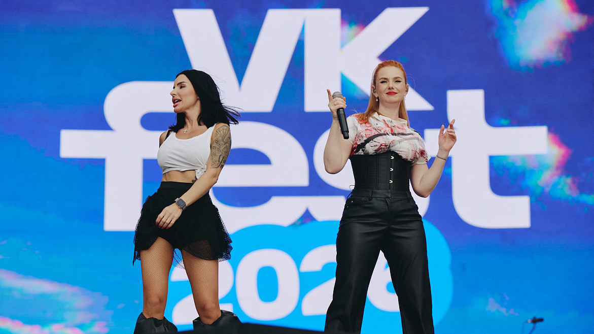 Воссоединение t.A.T.u., секретный гость Ваня Дмитриенко, Ольга Бузова после травмы: чем запомнился VK Fest в Санкт-Петербурге