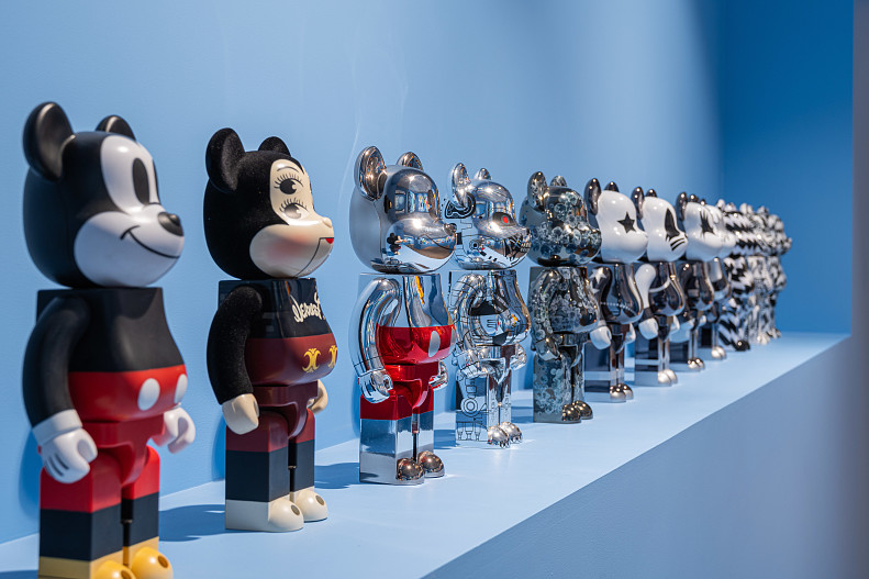 Зал Bearbrick