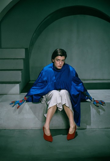 Блузка Lanvin, ЦУМ; юбка Dries Van Noten, ЦУМ; перчатки и туфли Magda Butrym, ЦУМ; браслет 10.gran