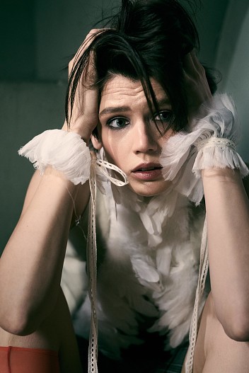 Жилет Ann Demeulemeester, ЦУМ; гольфы BERTA Lingerie