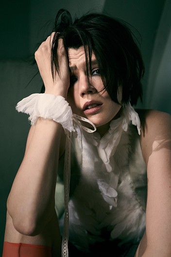 Жилет Ann Demeulemeester, ЦУМ; гольфы BERTA Lingerie