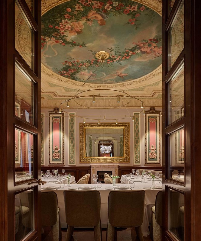 История любви в дворцовых интерьерах: свадебный сезон в Savoy