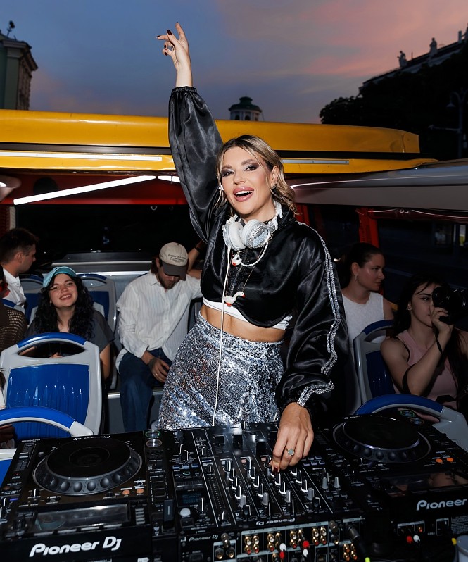 DJ Katya Guseva презентовала трек «Движение» во время музыкальной экскурсии по Москве