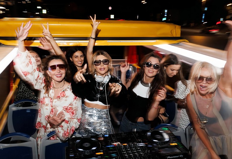 DJ Katya Guseva презентовала трек «Движение» во время музыкальной экскурсии по Москве