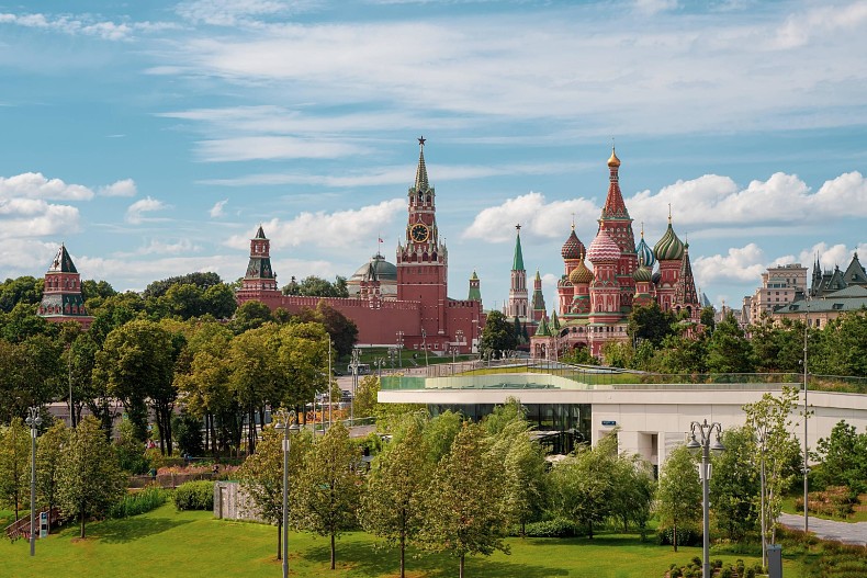 Вид на Кремль из парка&nbsp;«Зарядье»