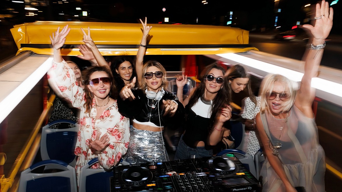 DJ Katya Guseva презентовала трек «Движение» во время музыкальной экскурсии по Москве