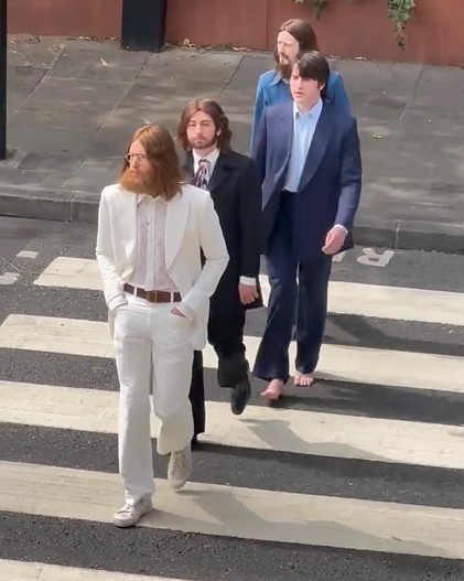 Великолепная четверка воссоздала культовую обложку альбома Abbey Road на съемочной площадке