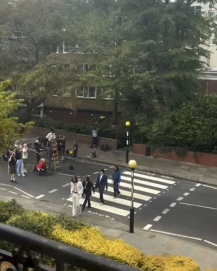 Великолепная четверка воссоздала культовую обложку альбома Abbey Road на съемочной площадке