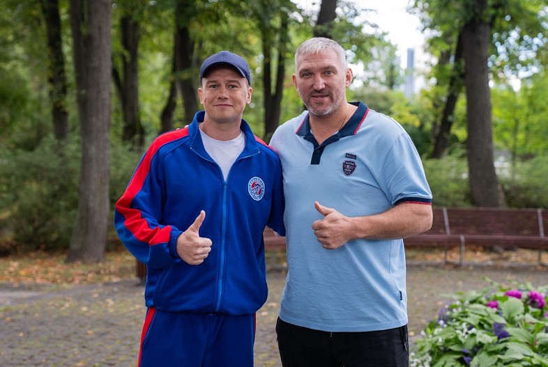 Александр Овечкин и Алексей Бардуков на съемках фильма «Хоккейные папы 2»